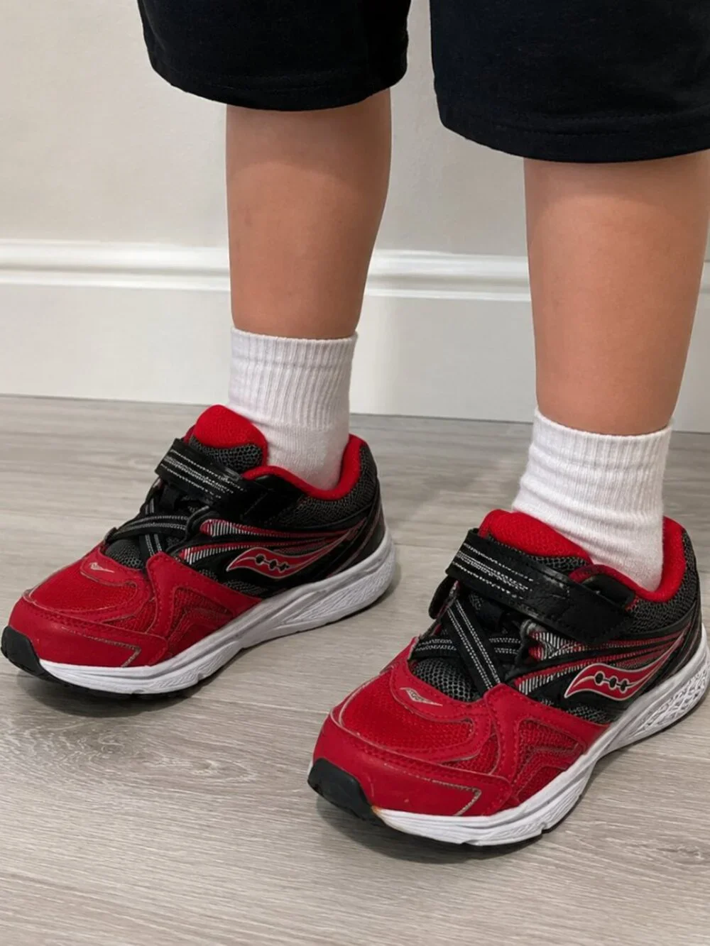 Saucony Kids Red Black Running Sneakers Size 6M Hook & Loop Shoes
